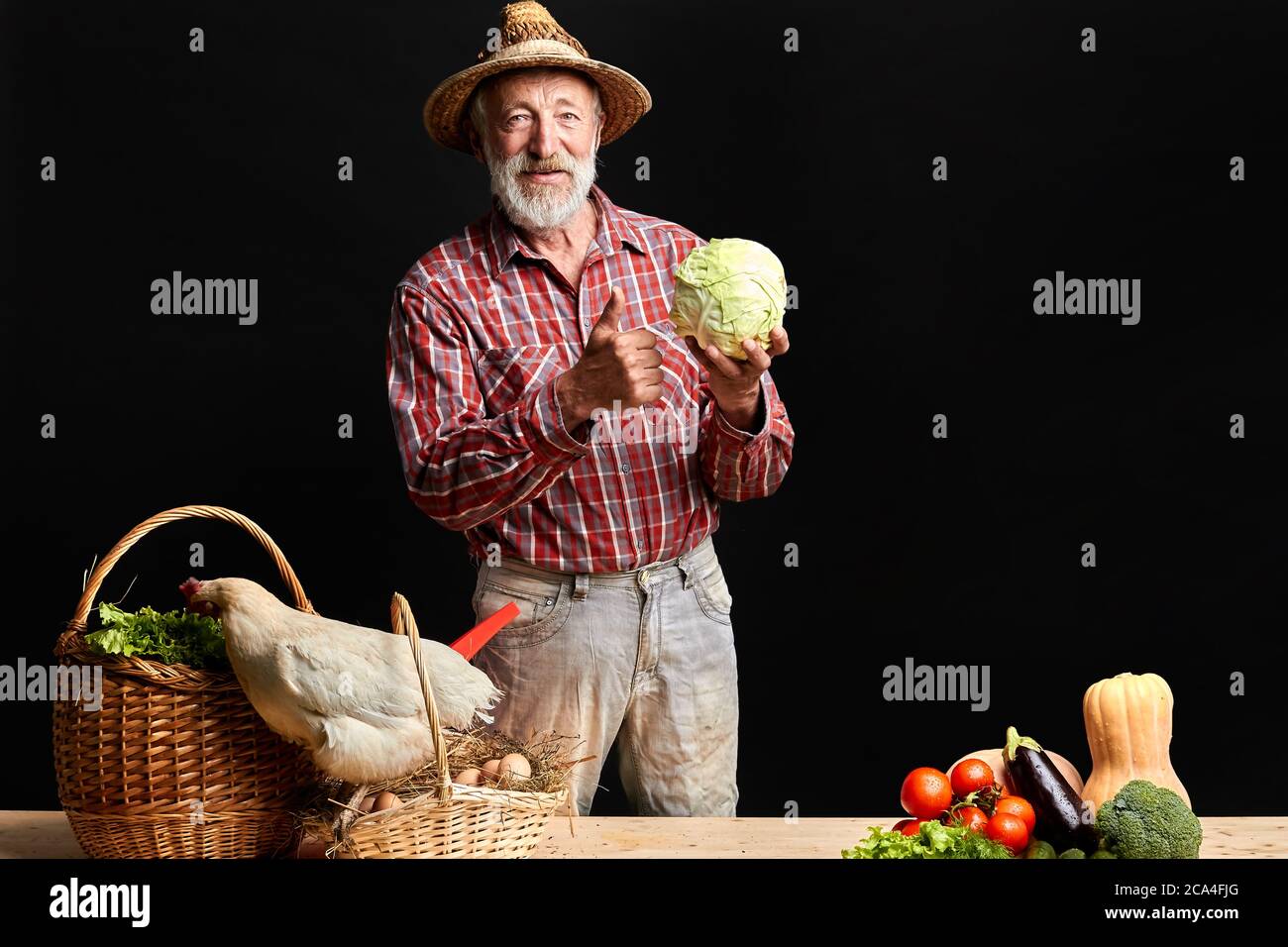 L'uomo anziano del villaggio proveniva dal mercato agricolo, dove comprava uova, galline, un sacco di cetrioli, pomodori, cavolo e qualche altra verdura fresca, andando a co Foto Stock