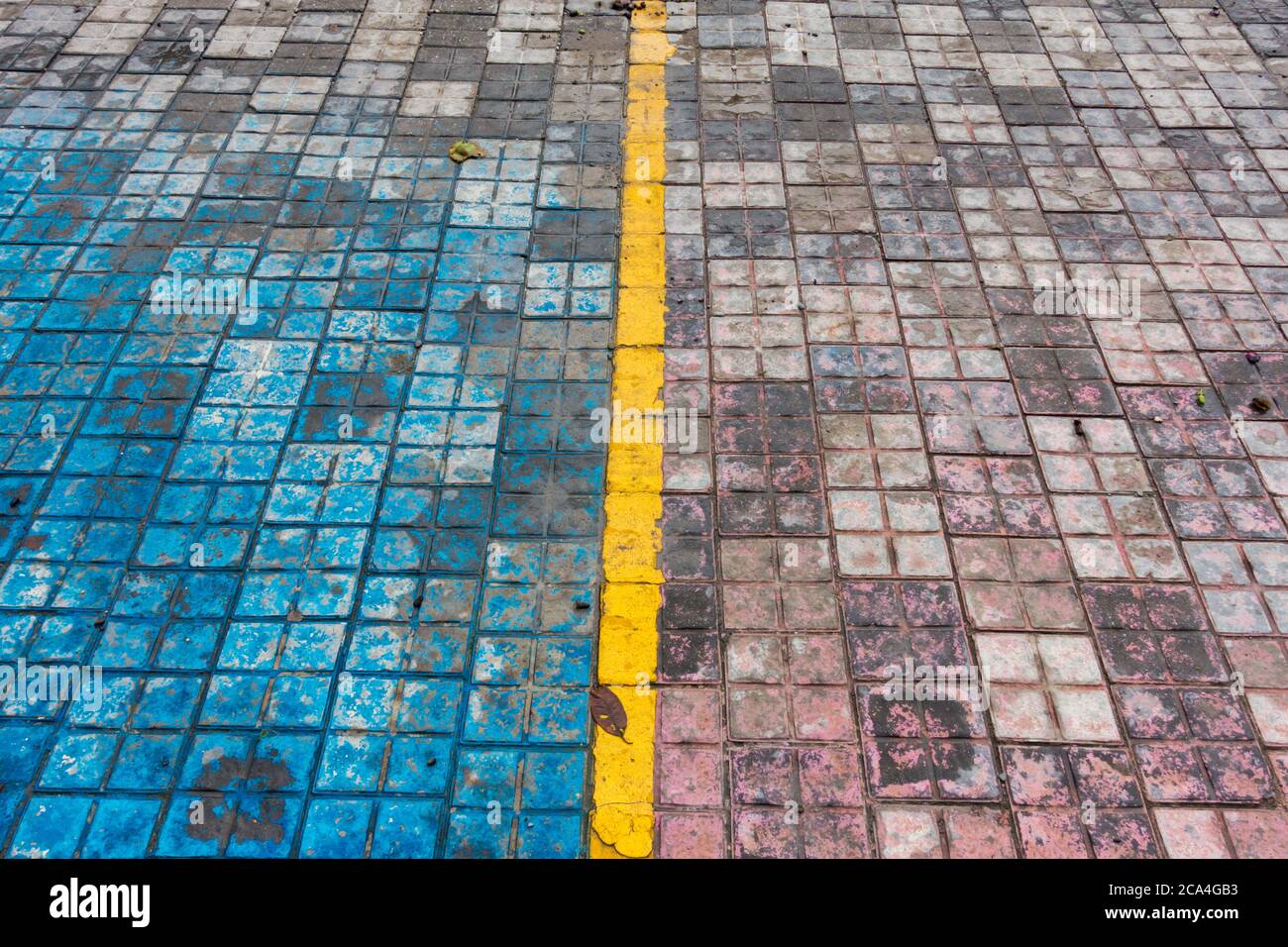 Un'inquadratura grandangolare di un sentiero colorato con mattonelle a blocchi di colore in India. Foto Stock