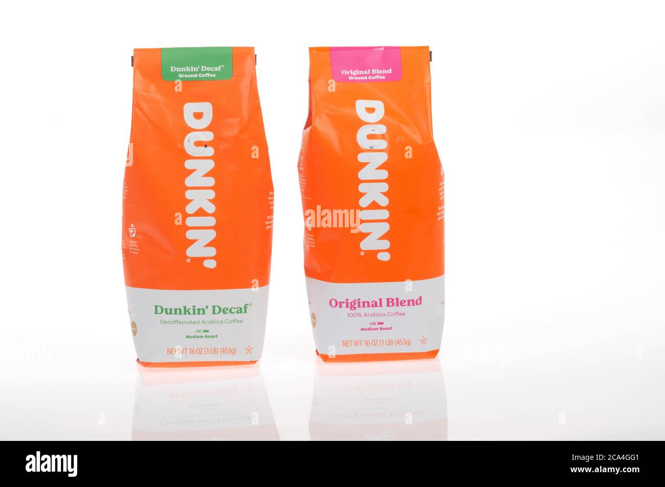 2 bustine di Dunkin' Donuts caffè macinato, normale e decaffeinato Foto Stock