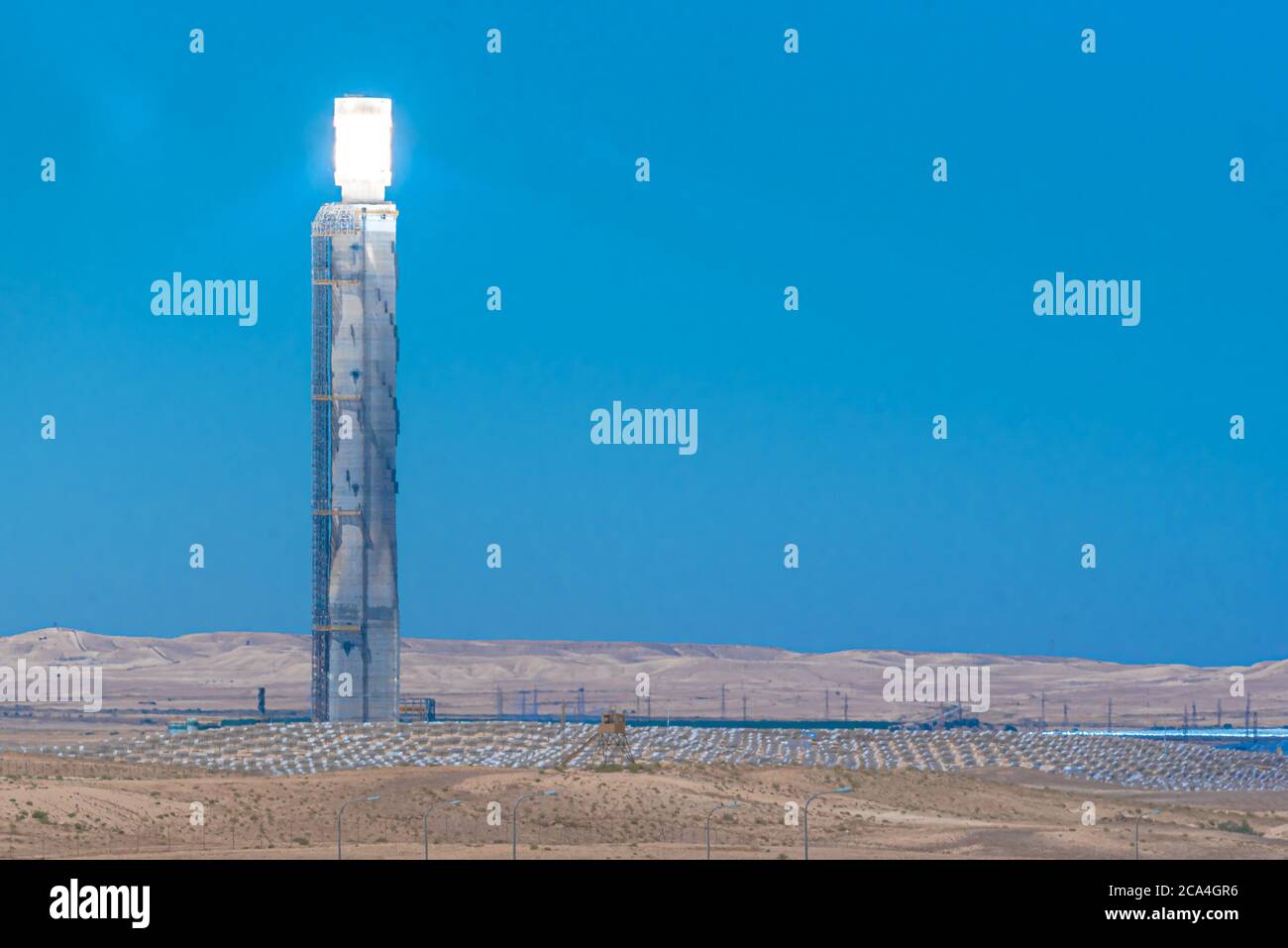 La stazione di raccolta presso la centrale solare Ashalim è una centrale solare termica nel deserto di Negev, vicino al kibbutz Ashalim, in Israele. Th Foto Stock