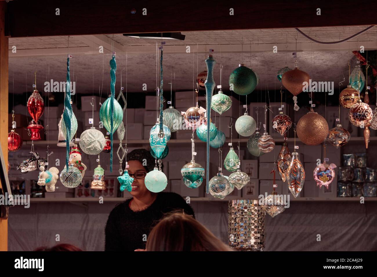Vista di baubles di vetro in vendita al mercato di Natale, Birmingham Foto Stock