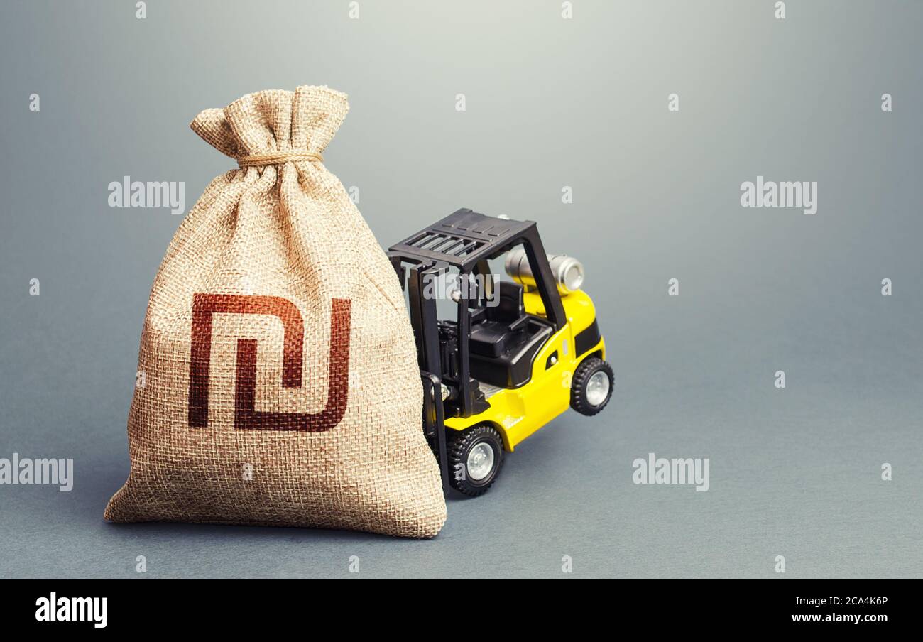 Il carrello giallo non è in grado di sollevare un sacco di denaro shekel israeliano. Maggiore assistenza finanziaria, sostegno alle imprese e alle persone. Denaro per elicotteri, sussidi Foto Stock