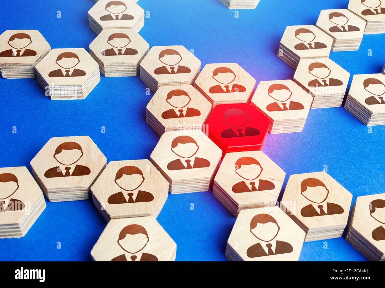 Figurine rosse di un dipendente in una struttura di grandi aziende. Lavoratore tossico e inaffidabile, cattiva influenza. Leadership, lavoro di squadra. Rapporti con il personale Foto Stock