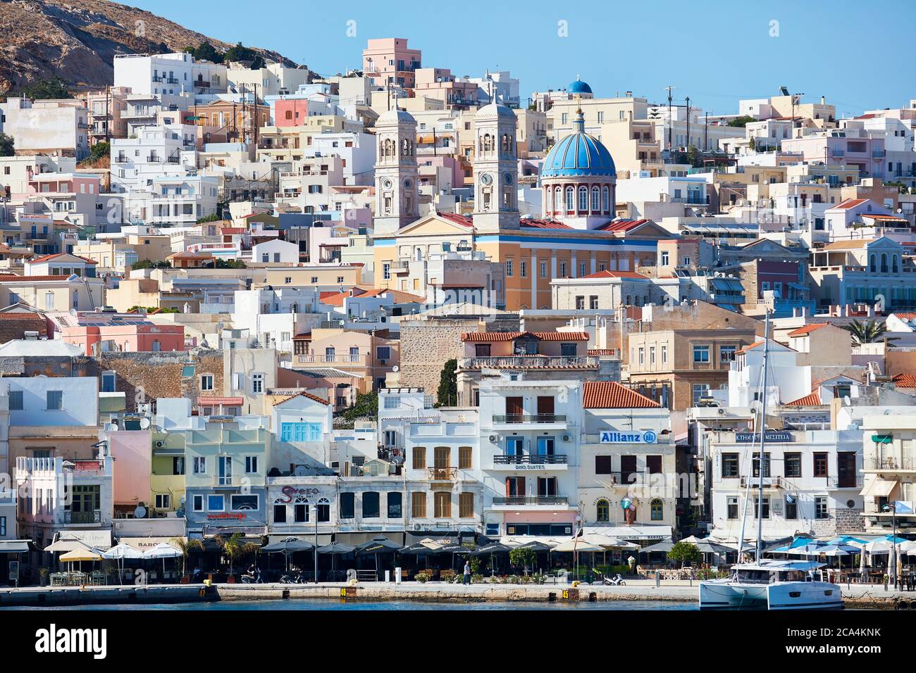 Città di Errmoupolis sull'isola di Syros vista dall'ingresso del porto Foto Stock