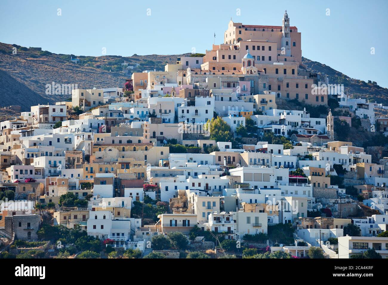 Città di Errmoupolis sull'isola di Syros vista dall'ingresso del porto Foto Stock
