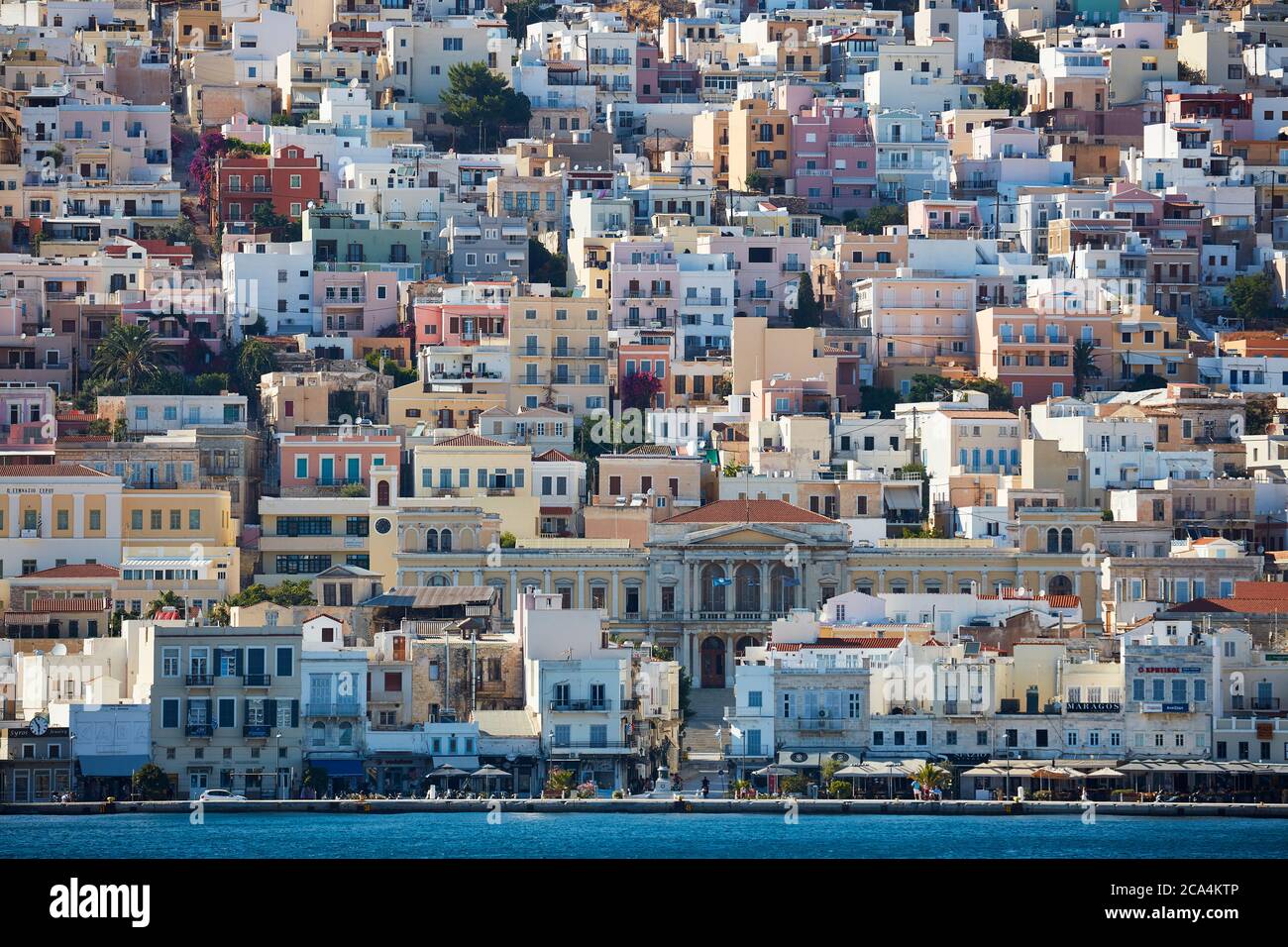 Città di Errmoupolis sull'isola di Syros vista dall'ingresso del porto Foto Stock