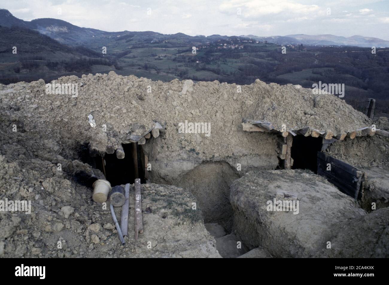 26 marzo 1994 durante la guerra in Bosnia: Una trincea croata bosniaca segna la prima linea in un piccolo cimitero vicino a Krčevine, a nord di Vitez. Foto Stock