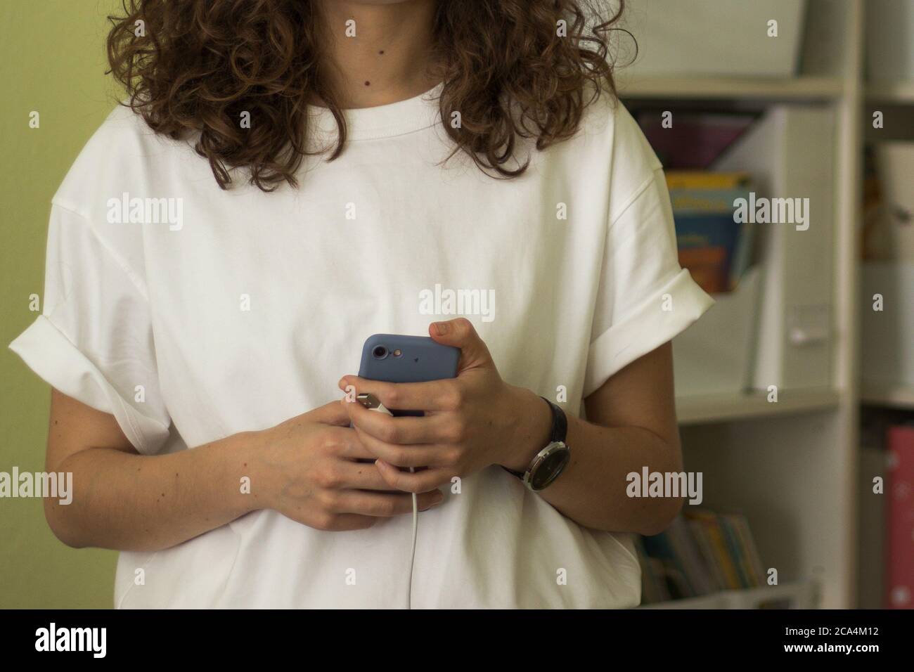 Moderna donna d'affari con telefono in mano e camicia oversize in ufficio. Spazio di copia Foto Stock
