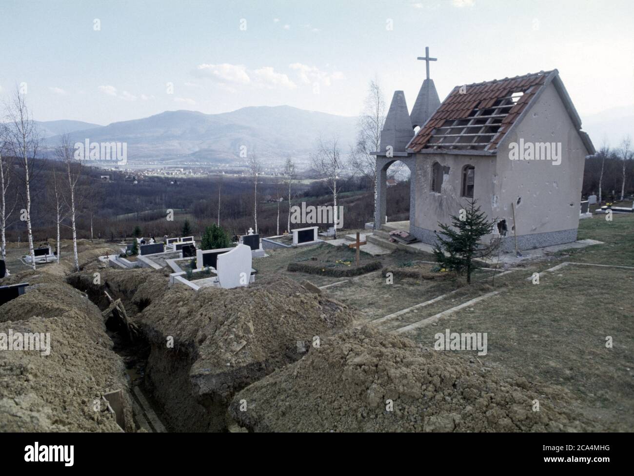 26 marzo 1994 durante la guerra in Bosnia: Una trincea croata bosniaca segna la prima linea in un piccolo cimitero vicino a Krčevine, a nord di Vitez. Foto Stock