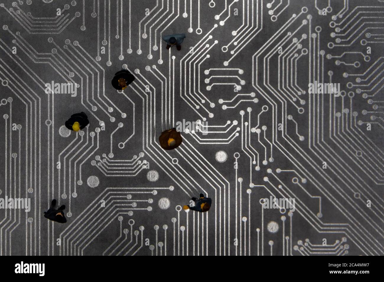 Figurine in miniatura poste come uomini d'affari in una riunione sopra il circuito stampato futuristico astratto, concetto di business futuro Foto Stock