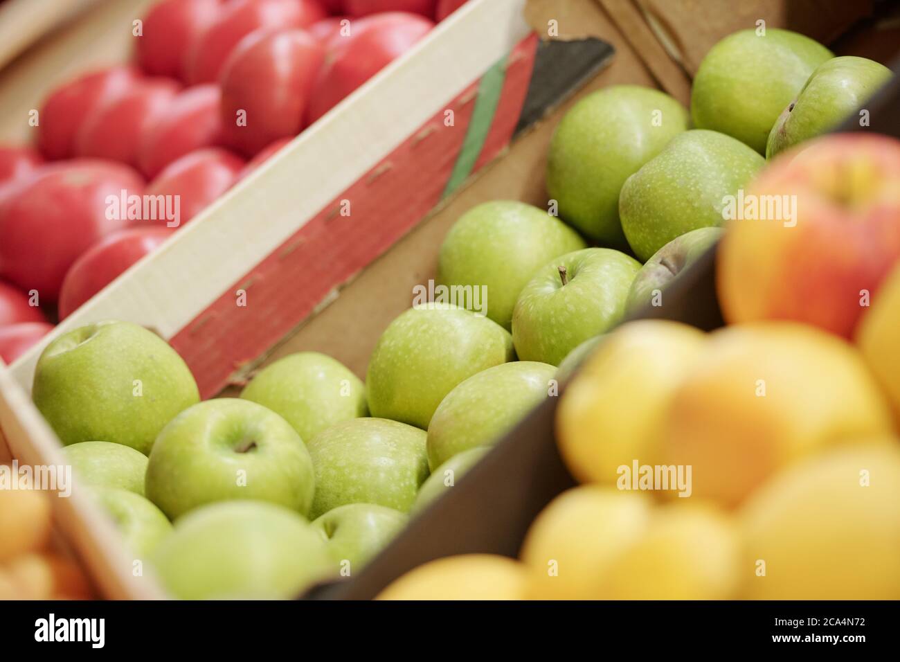 Primo piano di frutta e verdura fresca in scatole di vendita al mercato alimentare biologico Foto Stock