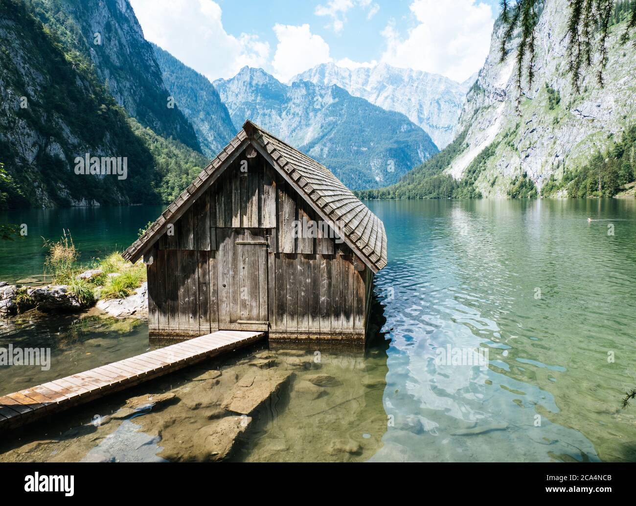 Piccola capanna di legno nell'Obersee (lago del Re) in Baviera, Germania Foto Stock