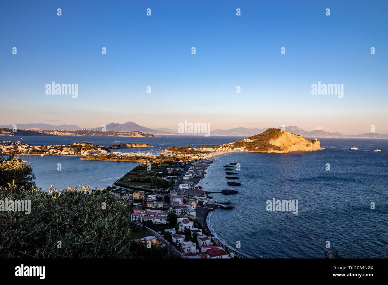 Il panorama della spiaggia di miseno, della montagna di miseno con alle sue spalle il lago di Bacoli. Una piccola penisola nel Golfo di Napoli Foto Stock