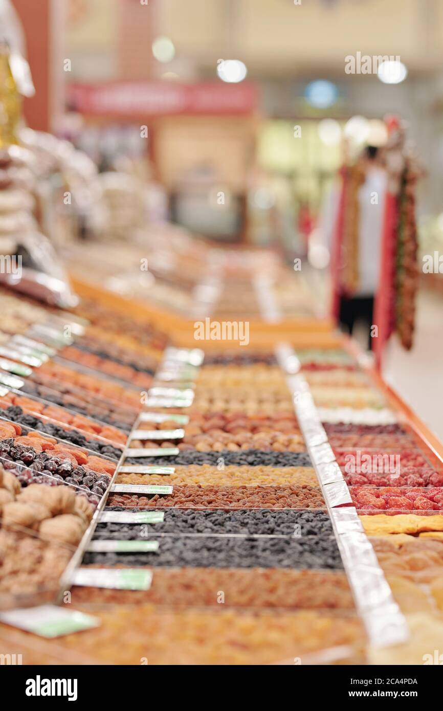 Contatore di frutta secca con vari spuntini al moderno mercato biologico alimentare, concetto di prodotti di qualità Foto Stock