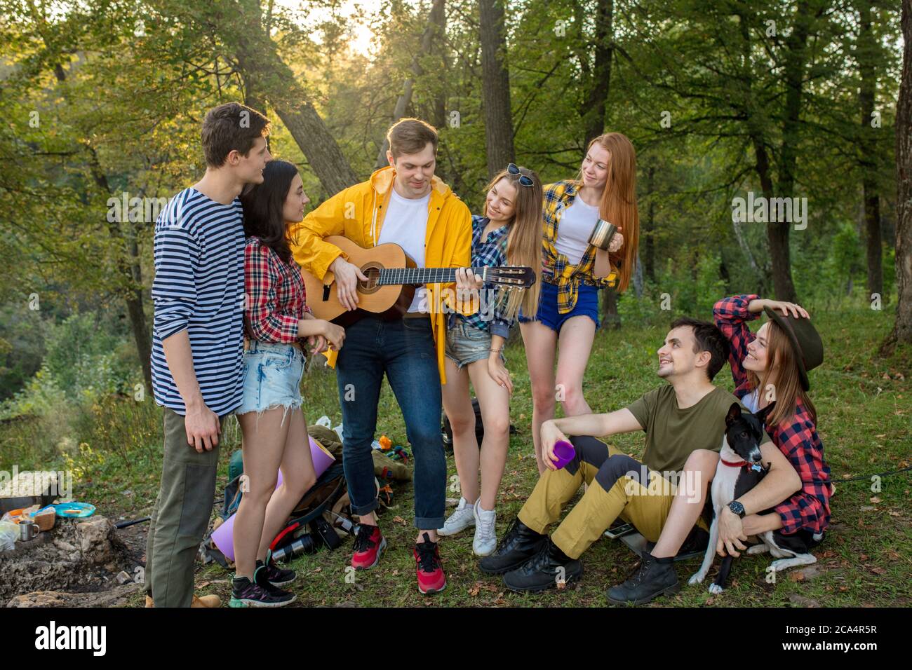 giovani che hanno festa all'aperto, felicità, intrattenimento. Foto Stock