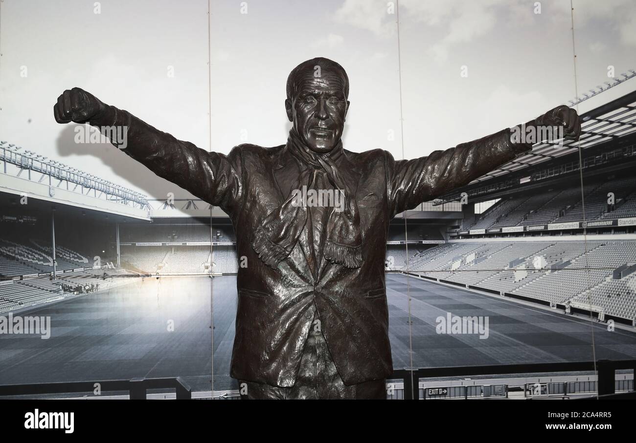 L'ex manager di Liverpool Bill Shankly statua fuori terra prima del calcio d'inizio Foto Stock