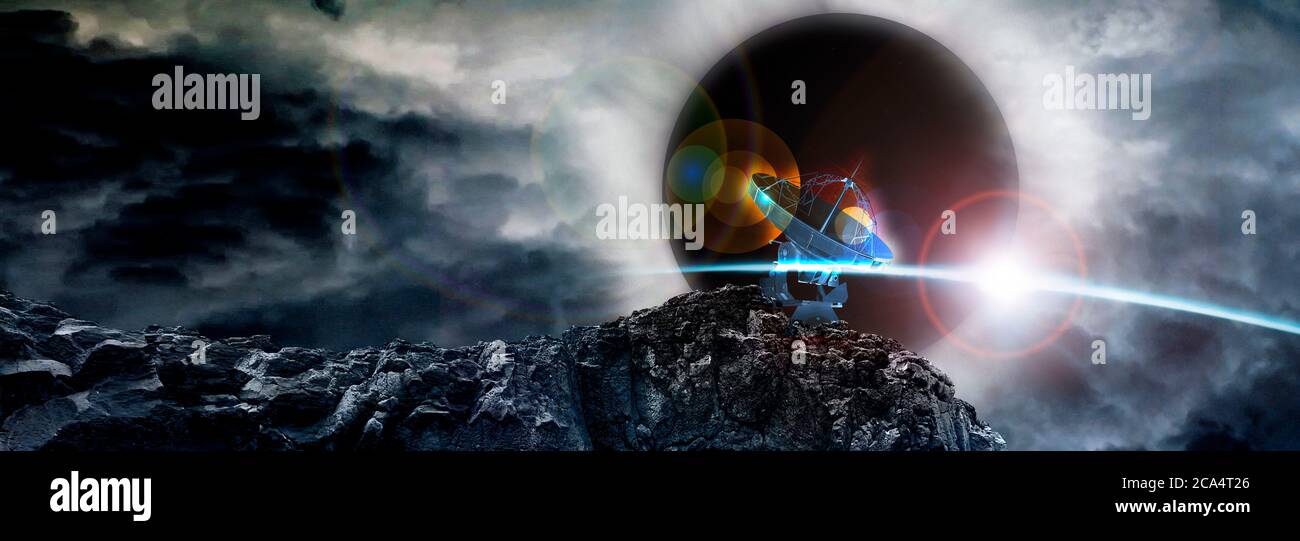 Parabola satellitare su una montagna con eclissi solare Foto Stock