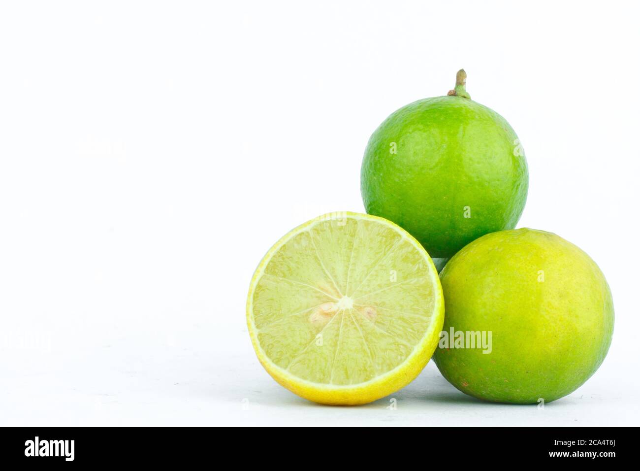 La calce è una verdura di frutta molto acra su sfondo bianco isolato Foto Stock