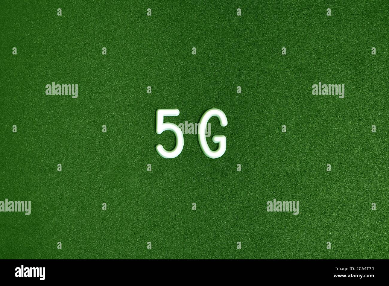 Logo di reti 5G su sfondo verde con una luce calda e brillante all'interno Foto Stock