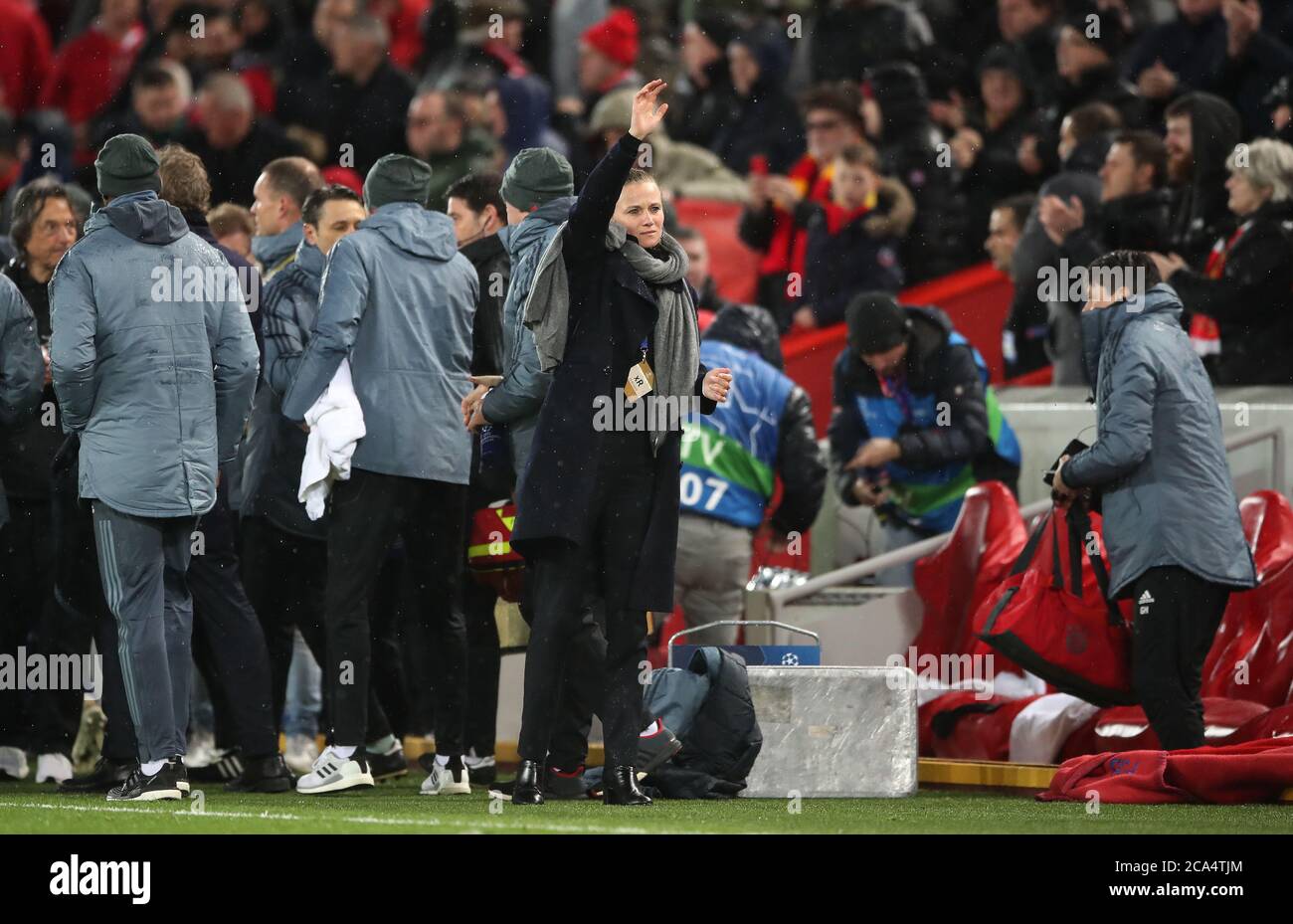 Bayern Munich 'Team Manager' Kathleen Kruger ondeggia i tifosi dopo il 0.0 pareggio contro Liverpool Foto Stock
