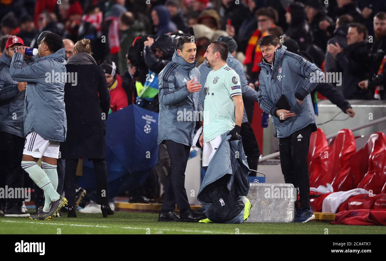 Niko Kovac, responsabile della Baviera, parla con Franck Ribery di Baviera dopo il pareggio del 0.0 contro Liverpool Foto Stock