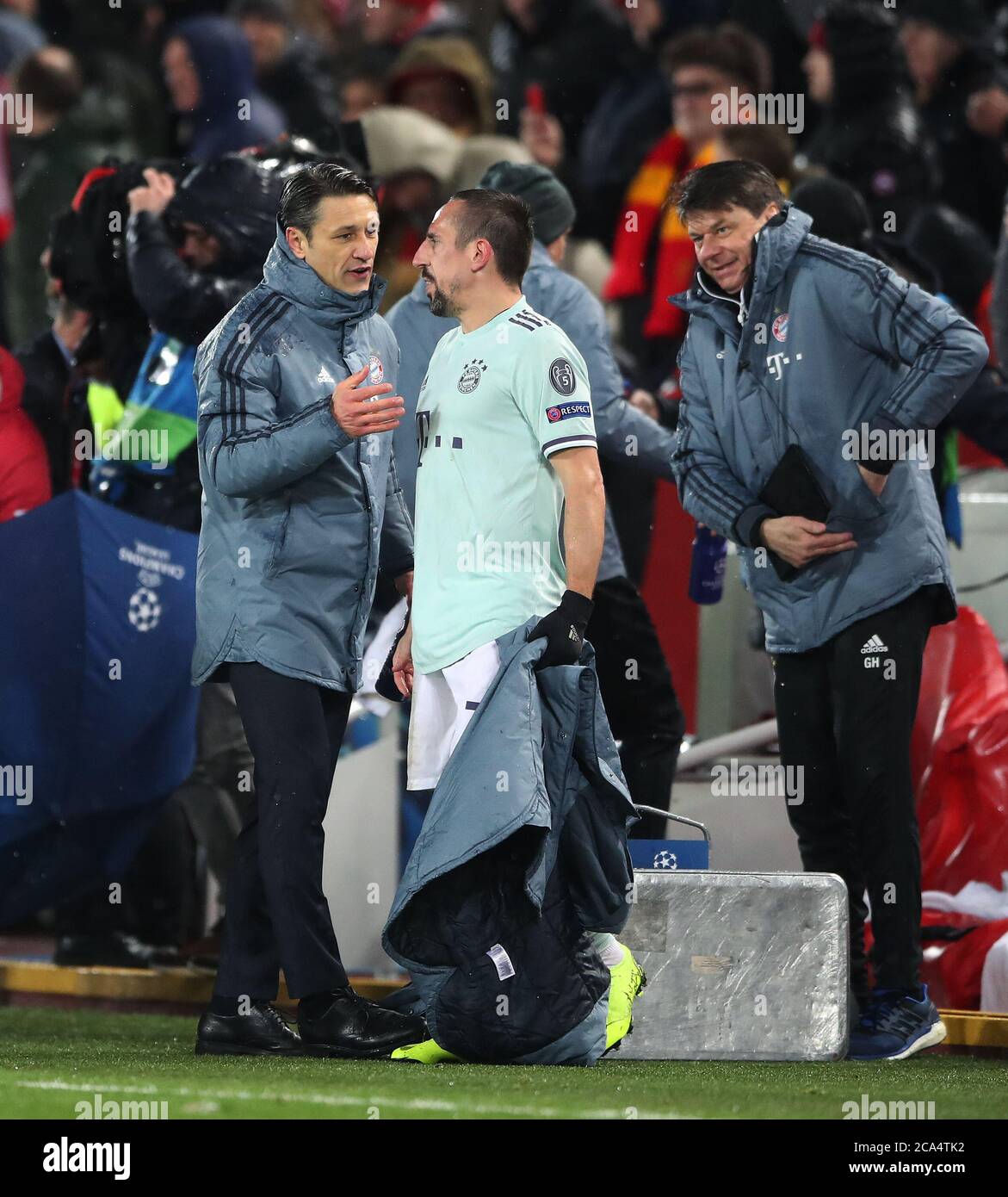 Niko Kovac, responsabile della Baviera, parla con Franck Ribery di Baviera dopo il pareggio del 0.0 contro Liverpool Foto Stock