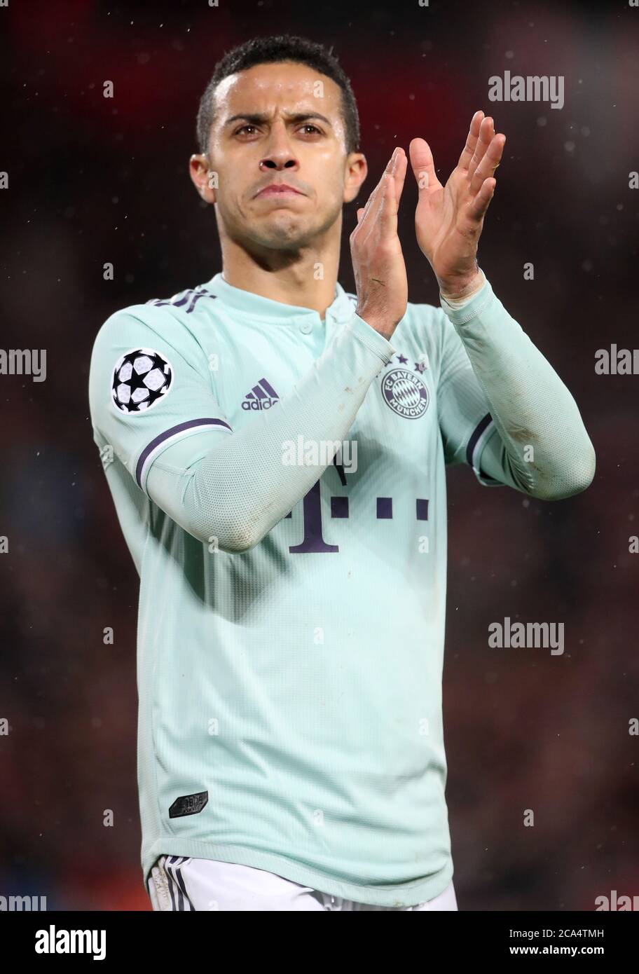 Il Thiago di Bayern Munich ringrazia i tifosi dopo il 0.0 contro Liverpool Foto Stock