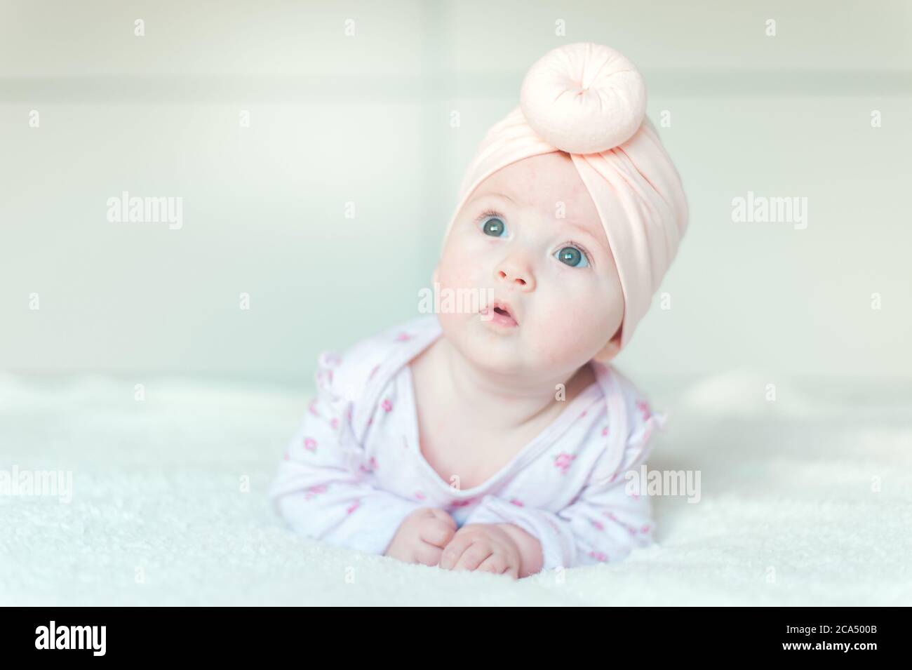 Carino il bambino giacente sul letto Foto Stock