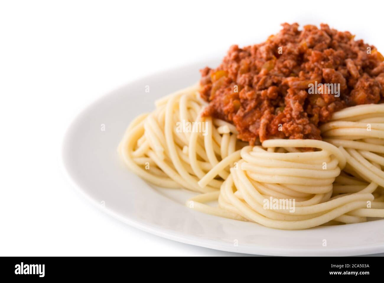 Spaghetti con salsa bolognese isolati su fondo bianco Foto Stock
