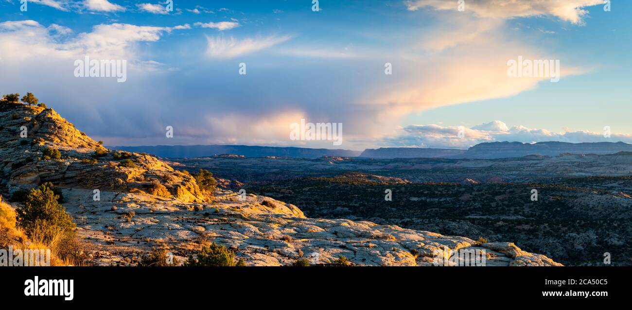 Vista della nube tempesta al tramonto sul Grand Staircase-Escalante National Monument, Utah, USA Foto Stock
