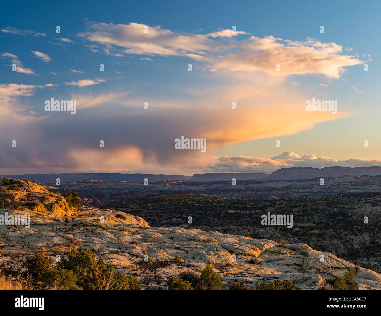 Vista della nube tempesta al tramonto sul Grand Staircase-Escalante National Monument, Utah, USA Foto Stock
