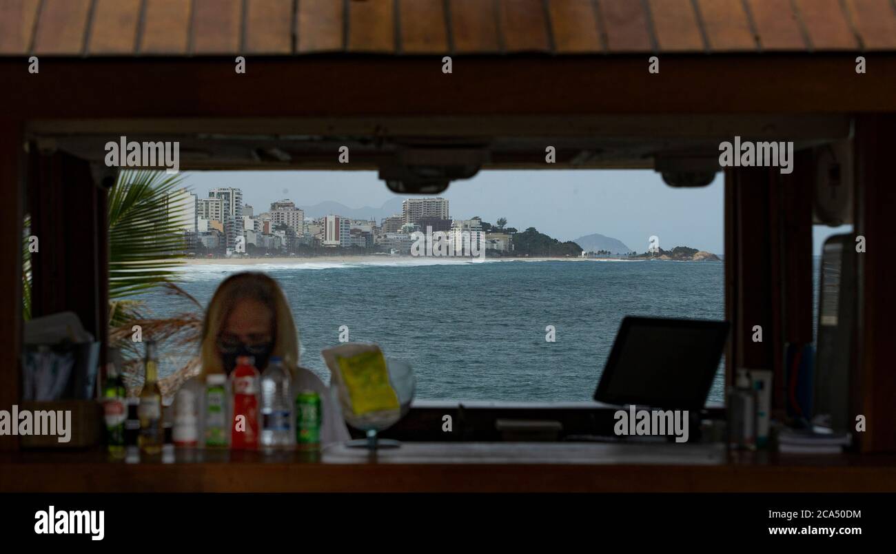 Rio de Janeiro, Brasile 21 maggio 2020 UNA donna prepara bevande in uno stand a Leblon Beach durante la pandemia del virus corona Covid-19 Foto Stock