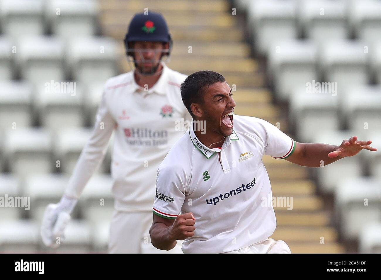 Ben Mike (a destra) del Leicestershire celebra il wicket di Tom Bailey del Lancashire durante il quarto giorno della partita del Bob Willis Trophy a Blackfinch New Road, Worcester. Foto Stock