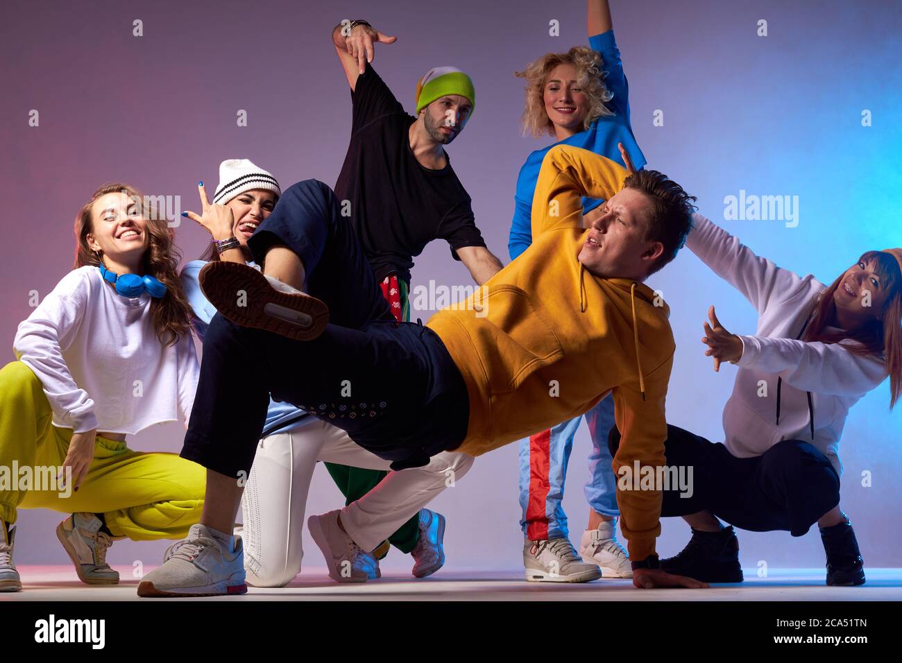 Allegro e giocoso gruppo di giovani adolescenti, felici ballerini in  movimento, hip hop stile di vita, alto uomo che dimostra abilità di ballo,  gruppo di persone energiche Foto stock - Alamy