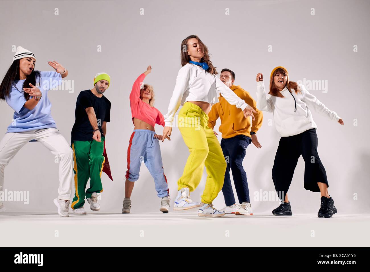 Giovani allegri vestiti di abbigliamento sportivo luminoso che danzano  attivamente alla festa hip hop, riuniti insieme, avendo tempo fresco,  sentendosi liberi Foto stock - Alamy