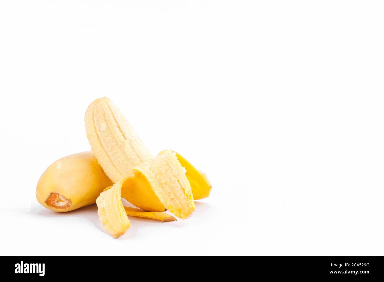 Mezzo sbucciato Donna dito banana o banana dorata su sfondo bianco sano Pisang Mas Banana frutta cibo isolato Foto Stock