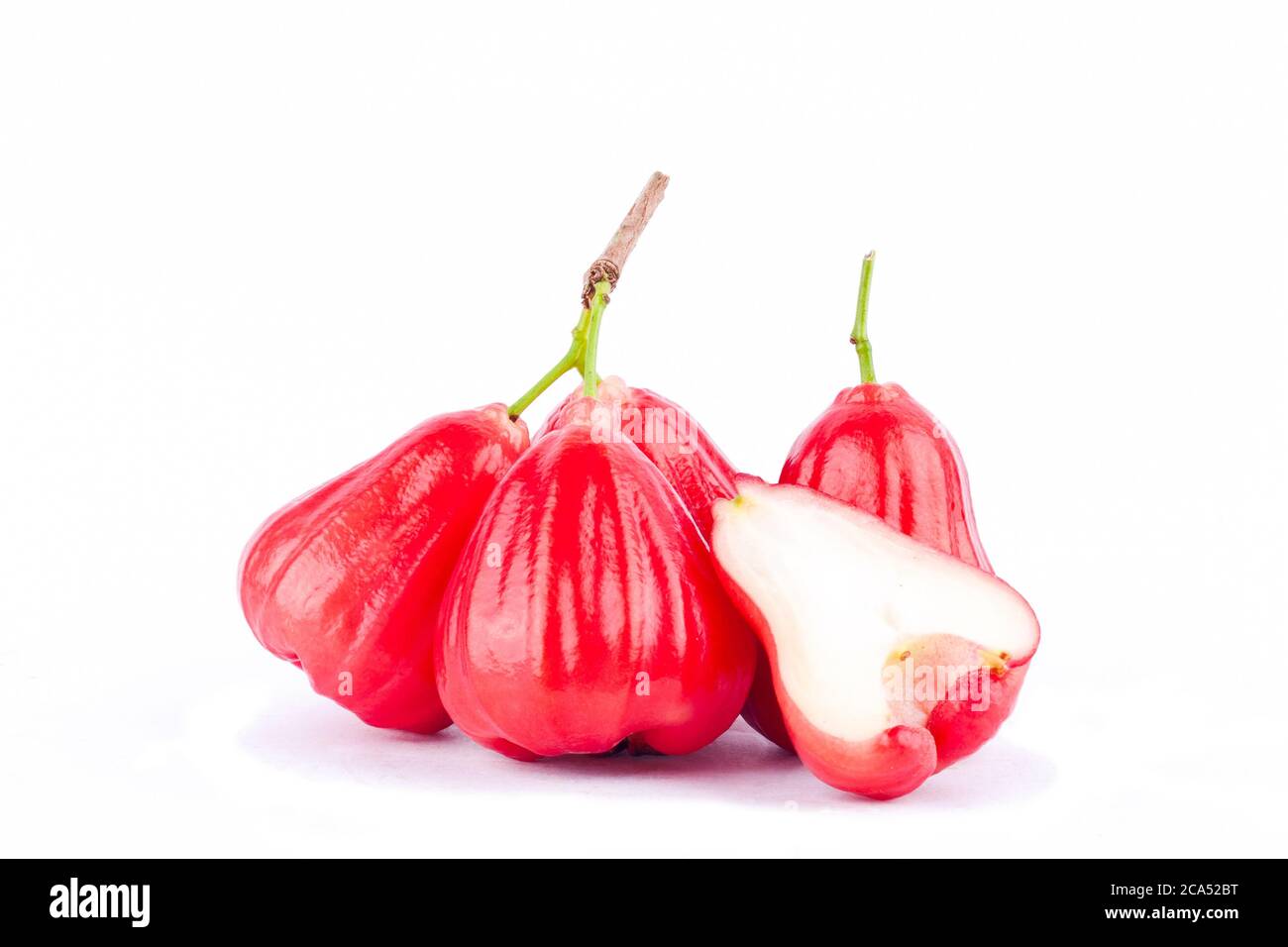 mezzo rosa mela e rosa rossa mele su sfondo bianco sano rosa mela frutta isolato cibo Foto Stock