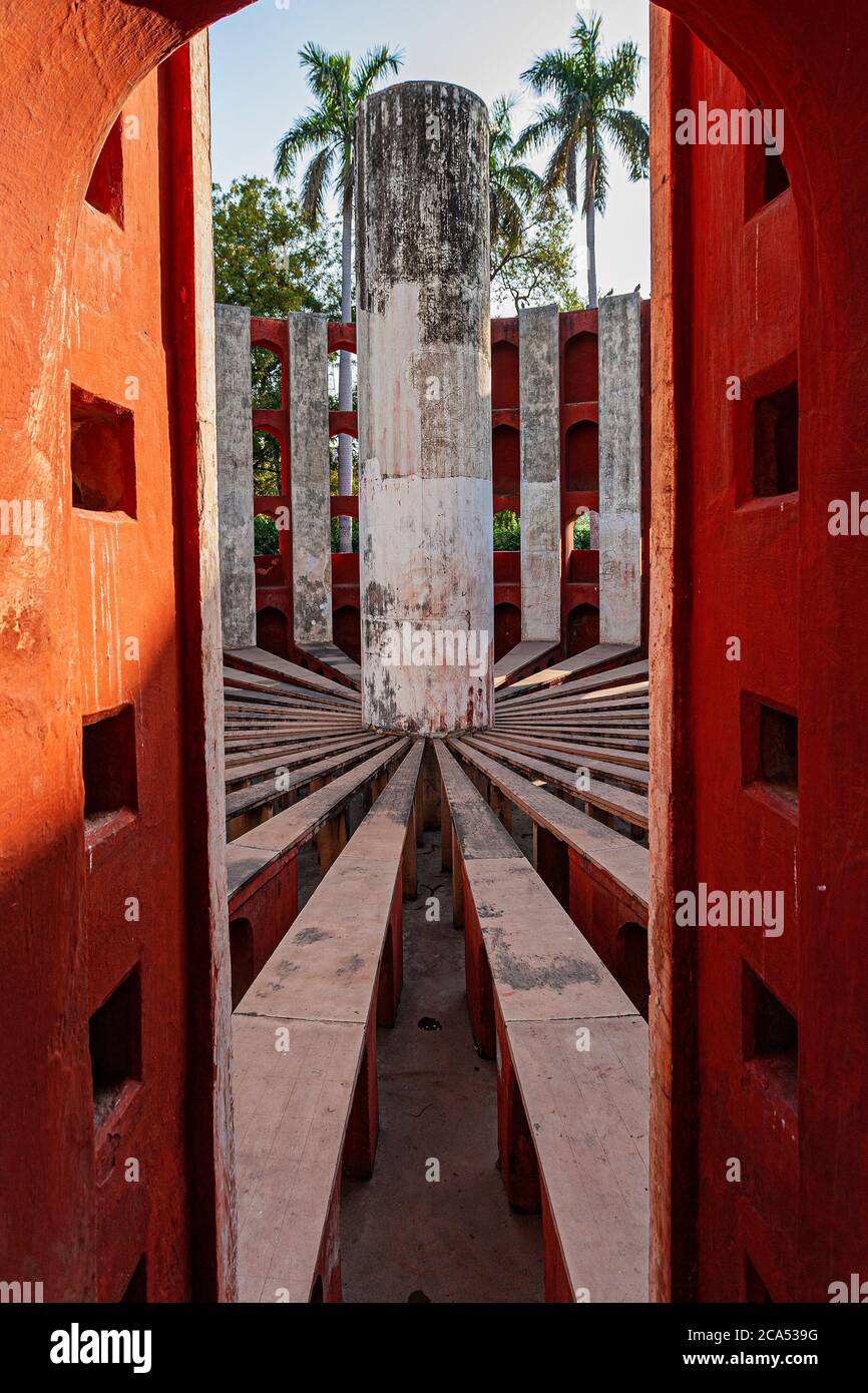 Jantar Mantar - strumenti di astronomia architettonica a Nuova Delhi costruito da Maharaja Jai Singh II di Jaipur, India Foto Stock