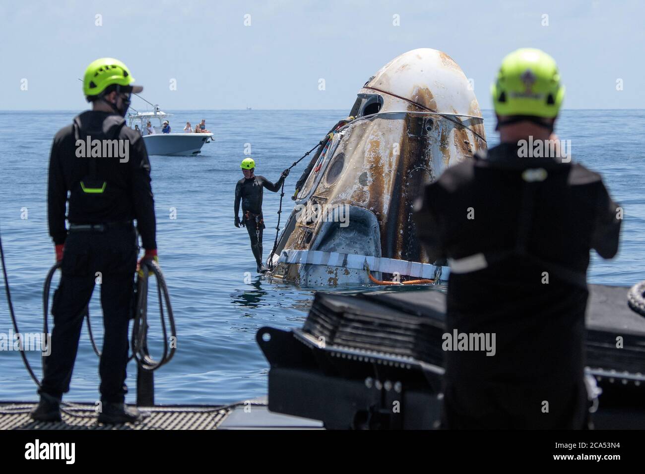 Le squadre di supporto arrivano alla navicella spaziale SpaceX Crew Dragon Endeavour poco dopo che è atterrata con gli astronauti della NASA Robert Behnken e Douglas Hurley a bordo nel Golfo del Messico al largo della costa di Pensacola, Florida, il 2 agosto 2020. Il volo di prova Demo-2 per il programma Commercial Crew della NASA è stato il primo a consegnare gli astronauti alla Stazione spaziale Internazionale e a restituirli in modo sicuro alla Terra a bordo di una navicella spaziale costruita e gestita in commercio. Behnken e Hurley tornarono dopo aver trascorso 64 giorni nello spazio. Foto della NASA di Bill Ingalls/UPI Foto Stock