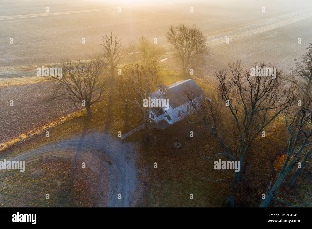 Vista aerea della Pleasant Grove Methodist Church in Foggy Day, Marion Co., Illinois, USA Foto Stock