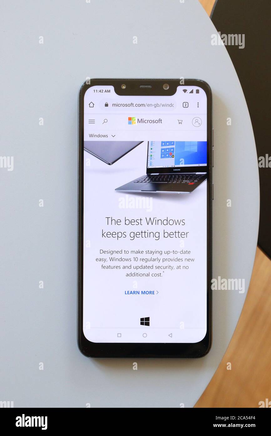 VARSAVIA, POLONIA - 21 APRILE 2020: Sito web della società software Microsoft visualizzato su uno smartphone Xiaomi F1 Pocophone Android. Foto Stock