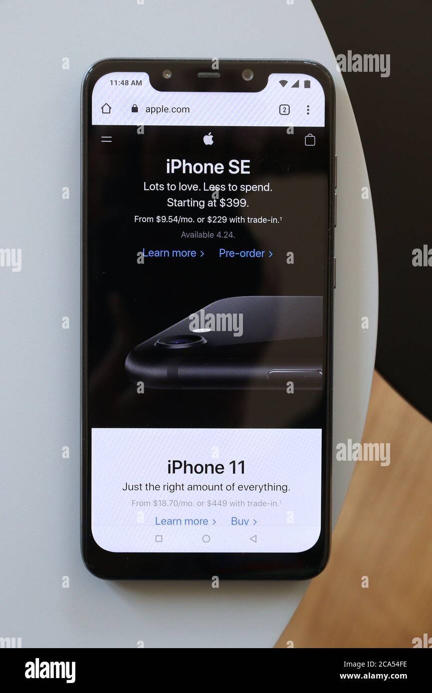 VARSAVIA, POLONIA - 21 APRILE 2020: Sito web di Apple visualizzato su uno smartphone Android Xiaomi F1 Pocophone. Foto Stock