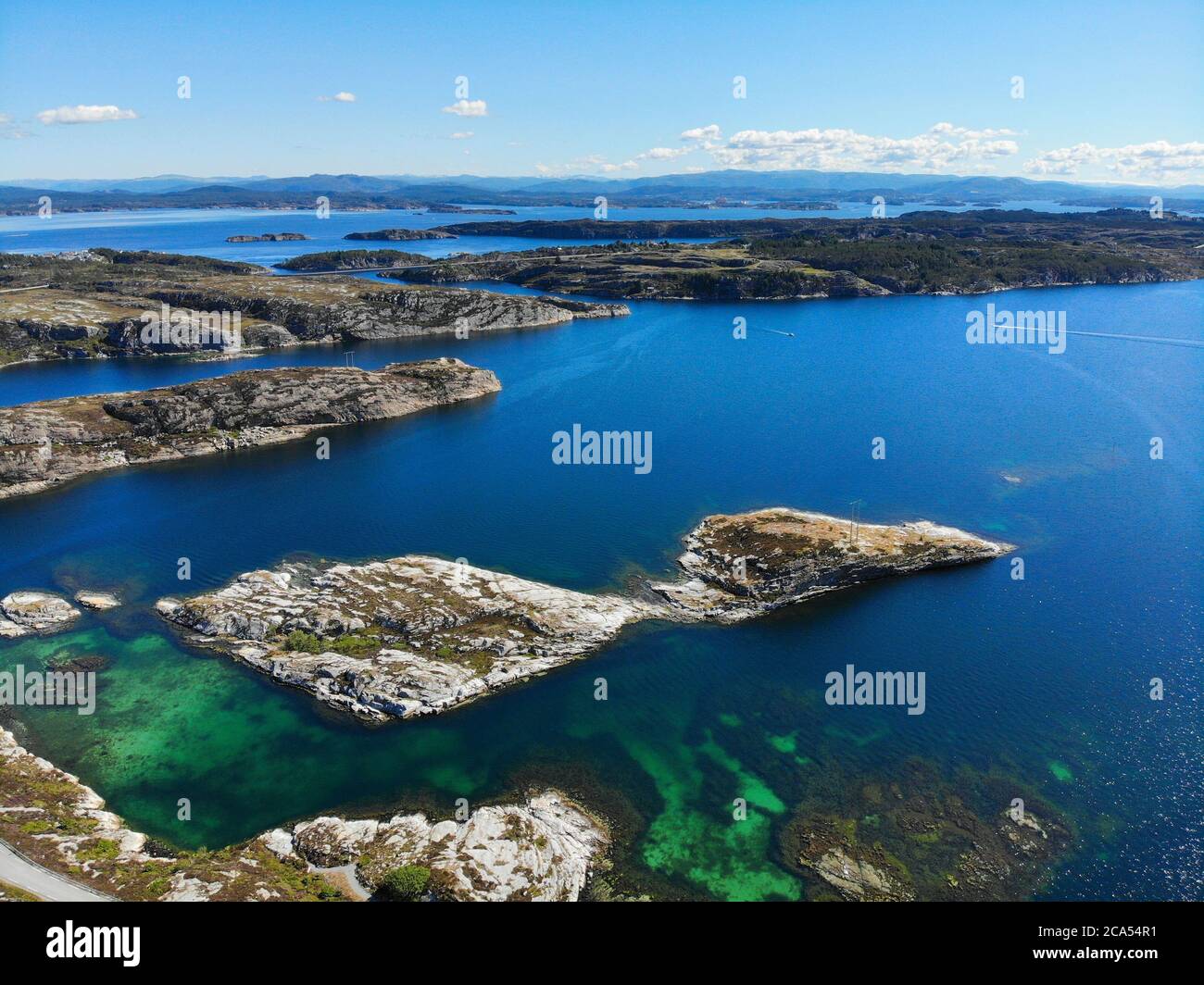 Vista sul drone delle isole norvegesi. Paesaggio dell'isola della contea di Vestland con le isole di Misje e Sotra nel comune di Oygarden. Foto Stock