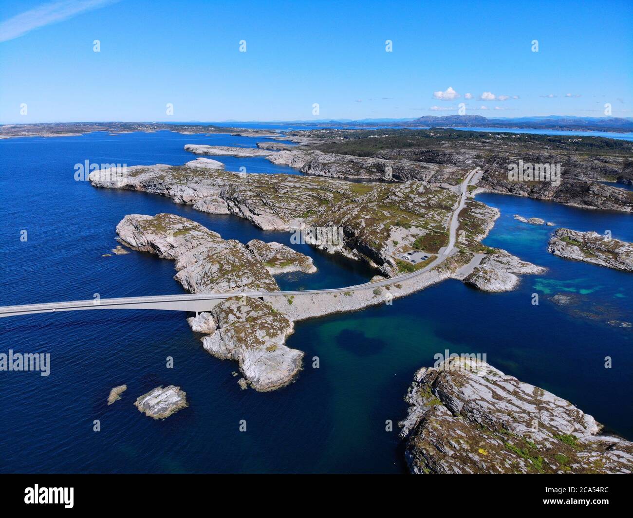 Vista sul drone delle isole norvegesi. Paesaggio dell'isola della contea di Vestland con l'isola di Toftoy (conosciuta anche come Toftoyna) nel comune di Oygarden. Foto Stock