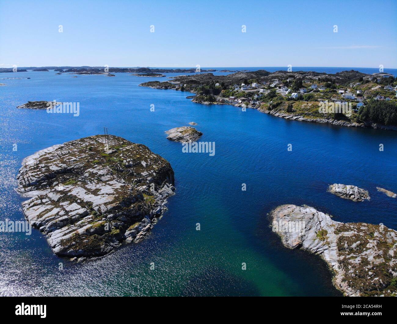 Vista sul drone delle isole norvegesi. Paesaggio dell'isola della contea di Vestland con l'isola di Turoy (conosciuta anche come Turoyna) nel comune di Oygarden. Foto Stock