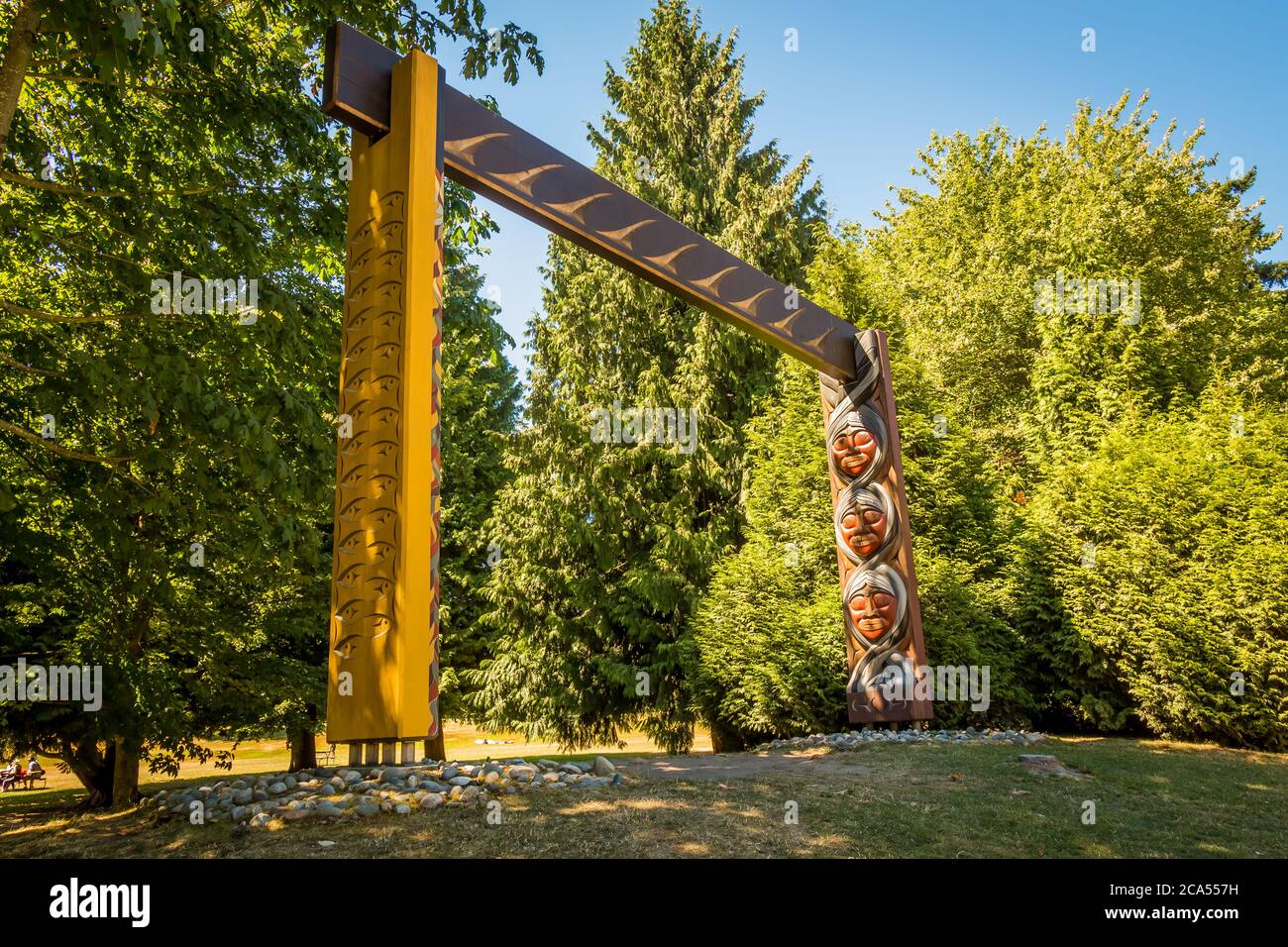 Vancouver, Canada - 27 Luglio 2017: Porta di benvenuto Coast Salish al Totem Poles di Stanley Park, Vancouver, British Columbia, Scozia Foto Stock