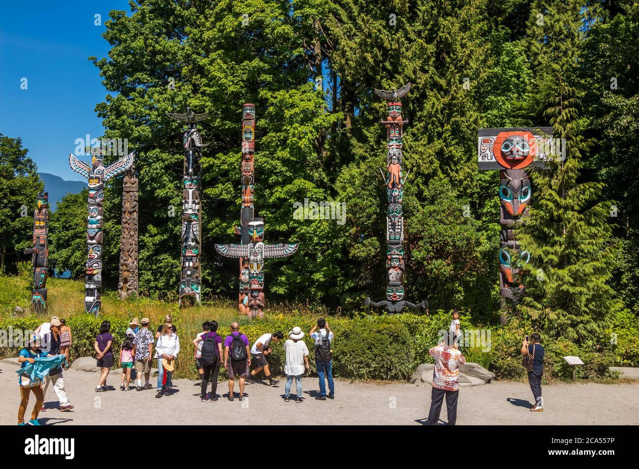 Vancouver, Canada - 27 Luglio 2017: Turisti che ammirano la prima nazione Totem Poles a Stanley Park, Vancouver, British Columbia, Canada Foto Stock