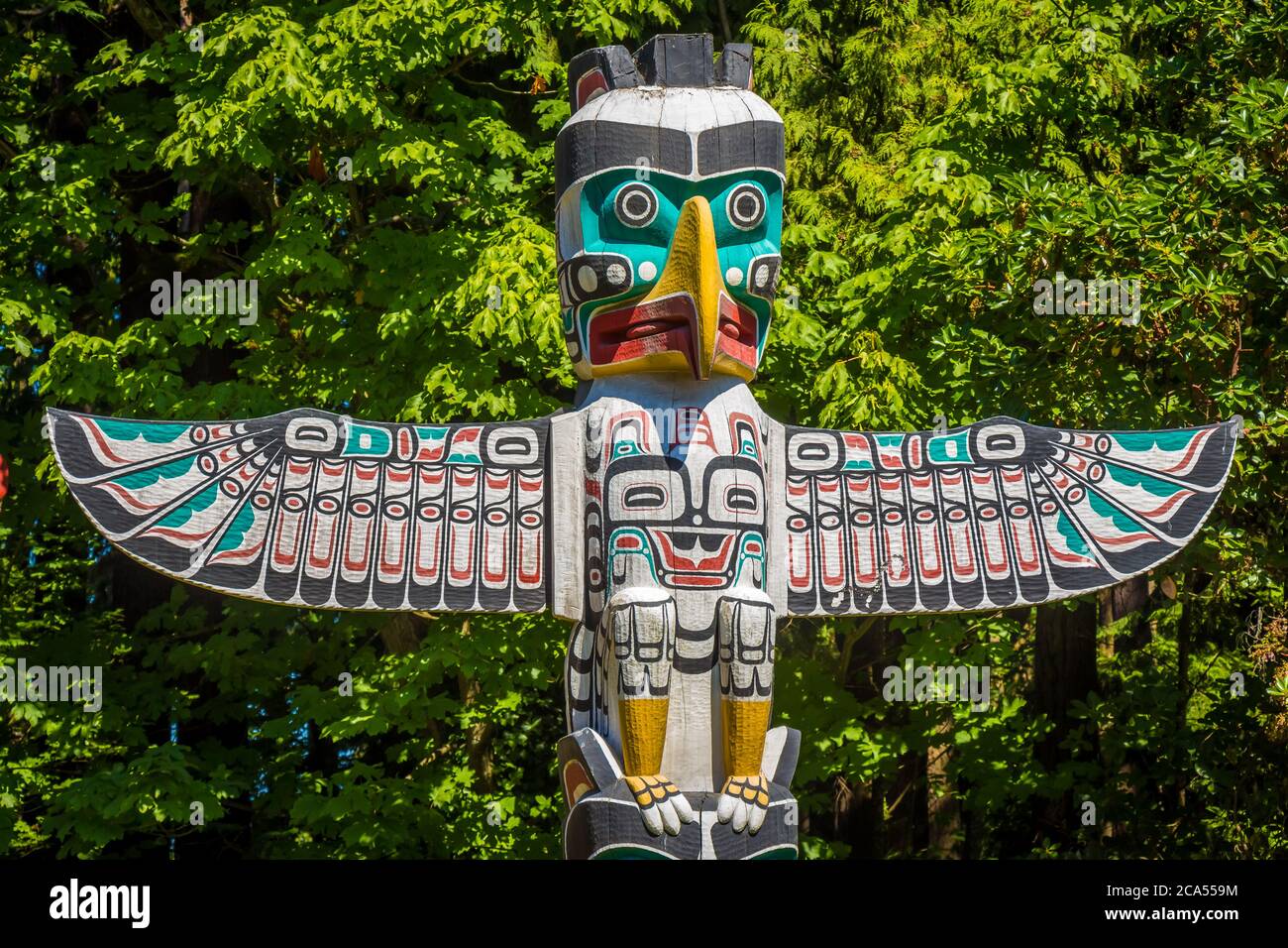 Vancouver, Canada - 27 Luglio 2017: Primo piano di un Totem Pole a tema aquila a Stanley Park, Vancouver, British Columbia, Canada Foto Stock