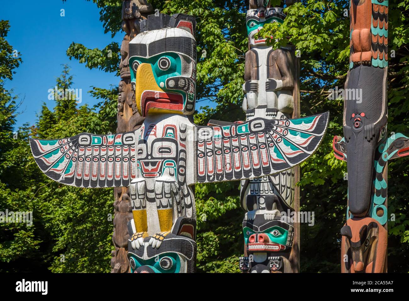 Vancouver, Canada - 27 Luglio 2017: Primo piano di un Totem Pole a tema aquila a Stanley Park, Vancouver, British Columbia, Canada Foto Stock