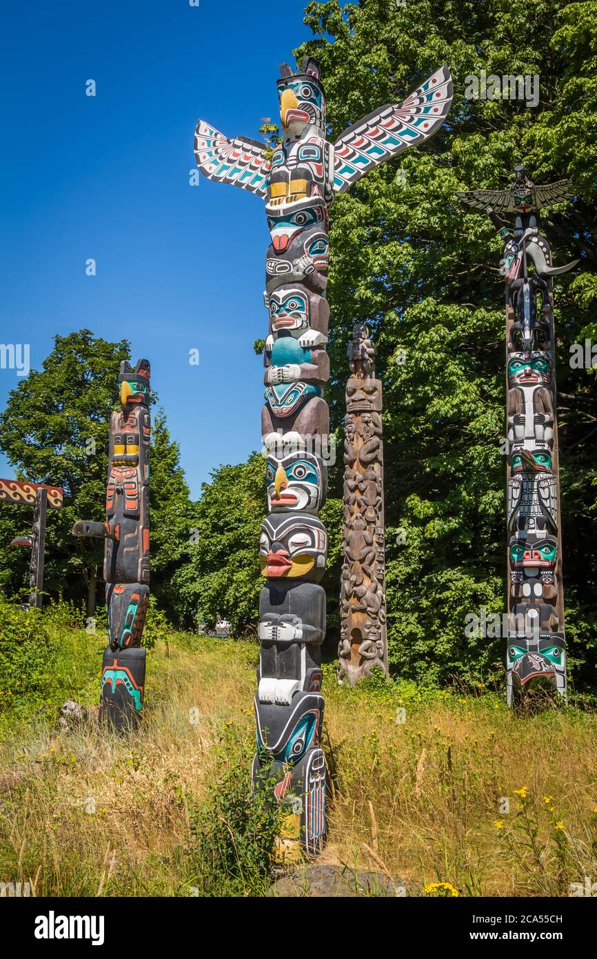 Vancouver, Canada - 27 Luglio 2017: Totem Poles a Stanley Park a Vancouver in una giornata estiva, British Columbia, Canada Foto Stock